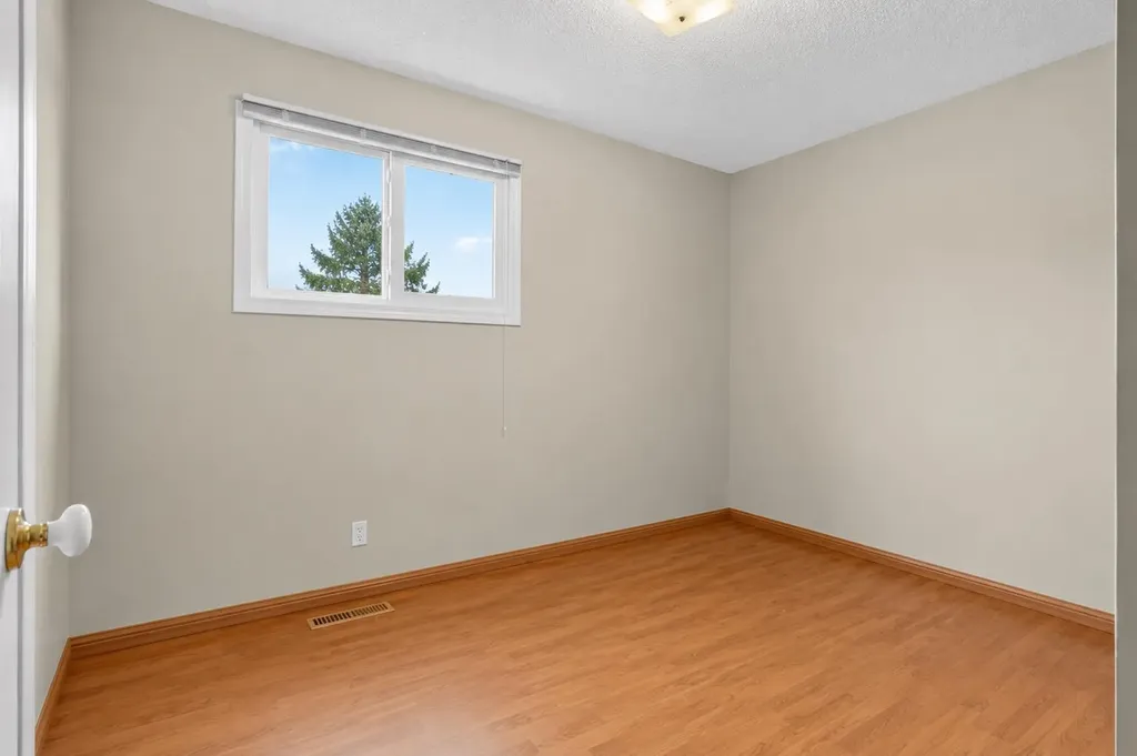 27 Bedford Road NE Calgary AB T3K 2K7