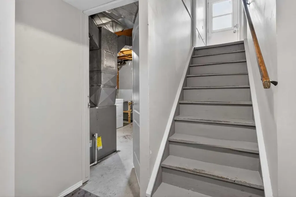 27 Bedford Road NE Calgary AB T3K 2K7