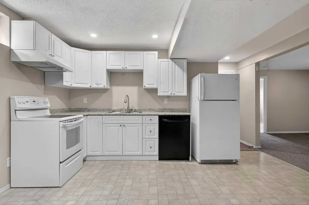 27 Bedford Road NE Calgary AB T3K 2K7