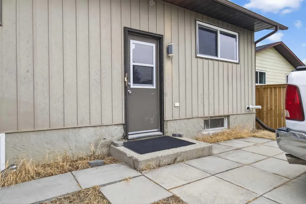 27 Bedford Road NE Calgary AB T3K 2K7