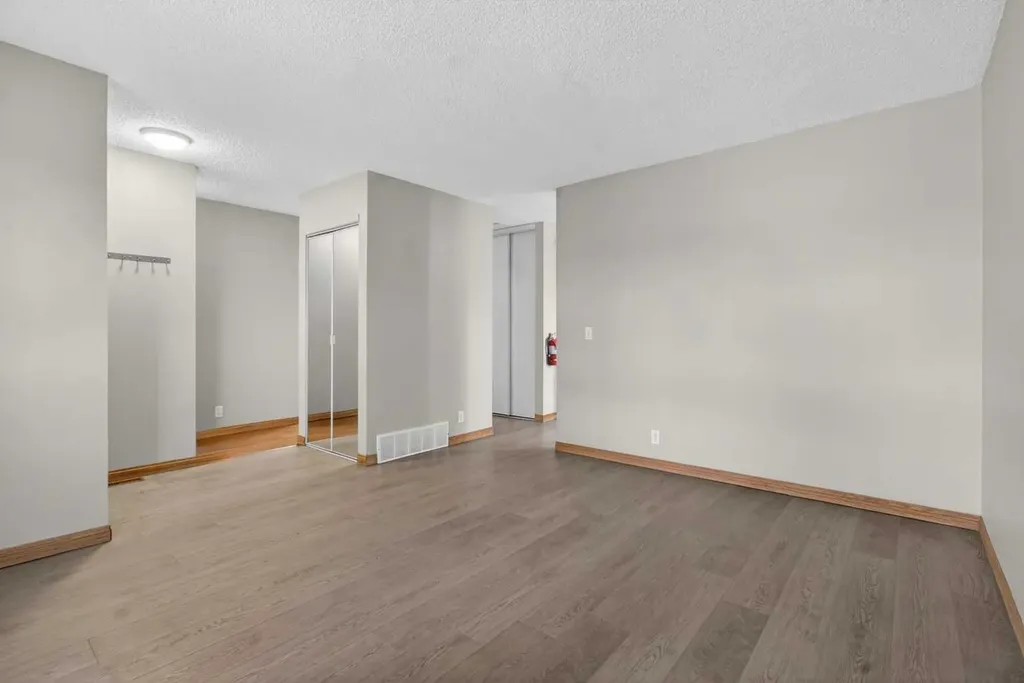 27 Bedford Road NE Calgary AB T3K 2K7