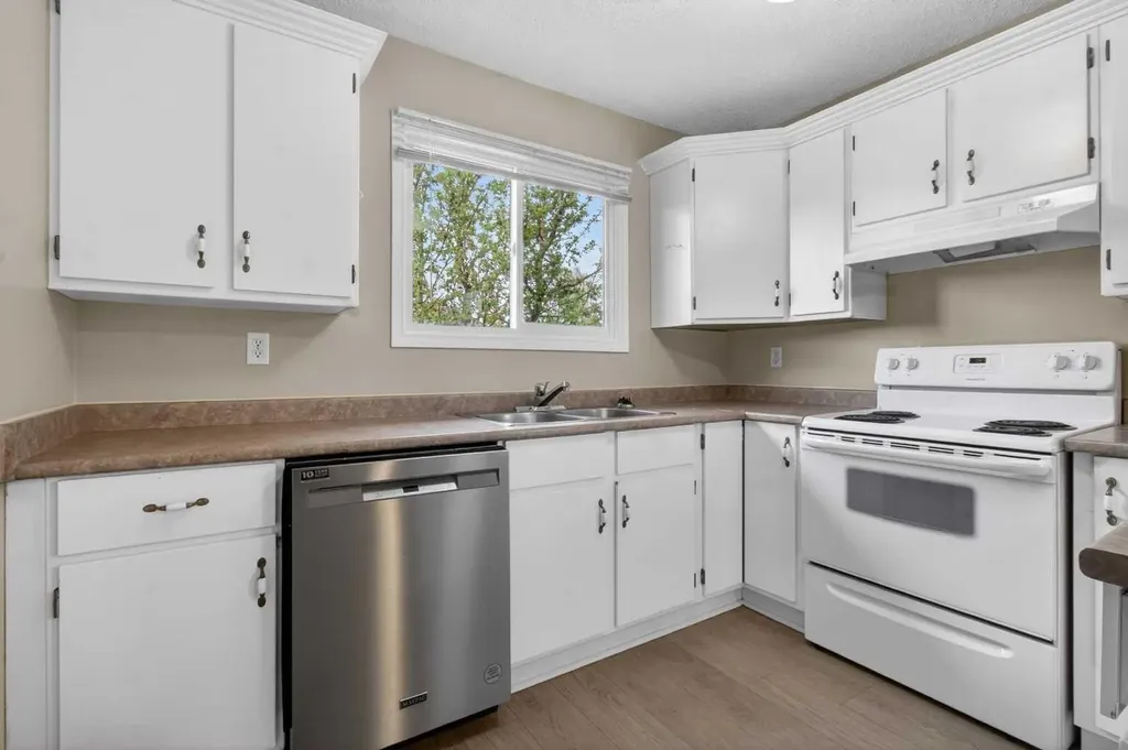 27 Bedford Road NE Calgary AB T3K 2K7