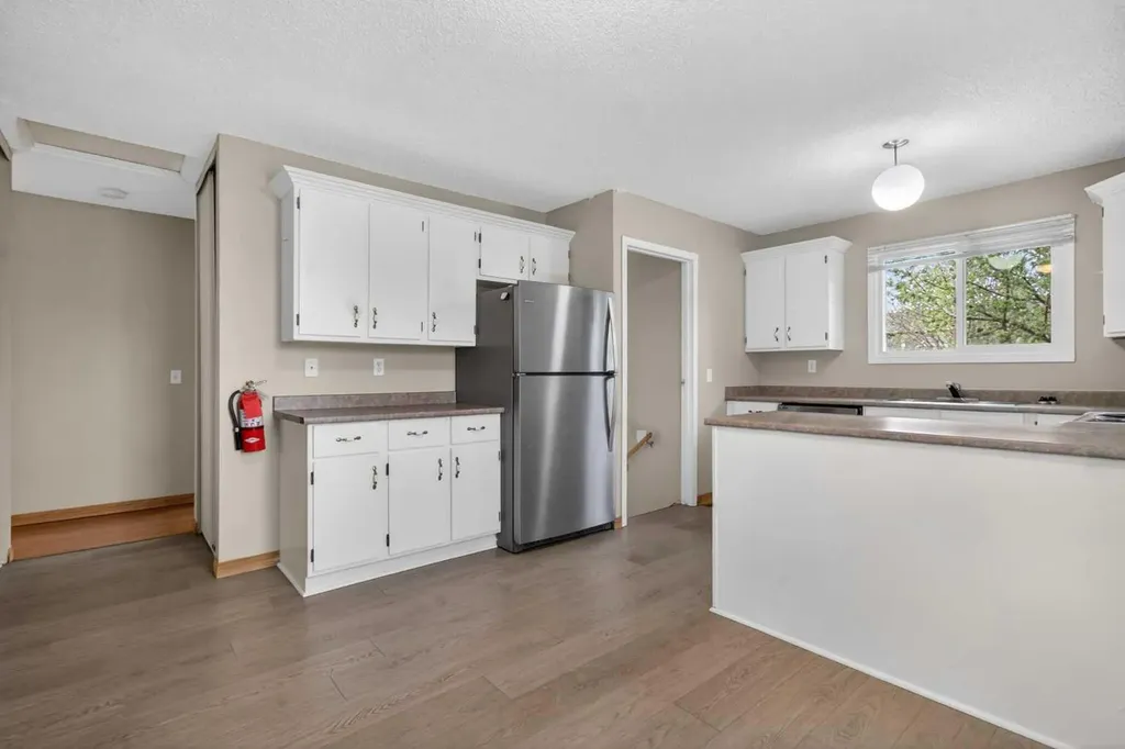 27 Bedford Road NE Calgary AB T3K 2K7
