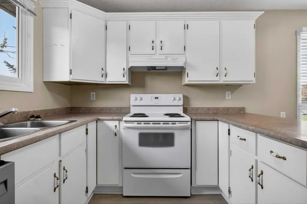 27 Bedford Road NE Calgary AB T3K 2K7