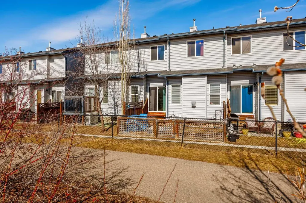 620 Luxstone Landing SW Airdrie AB T4B 0B6