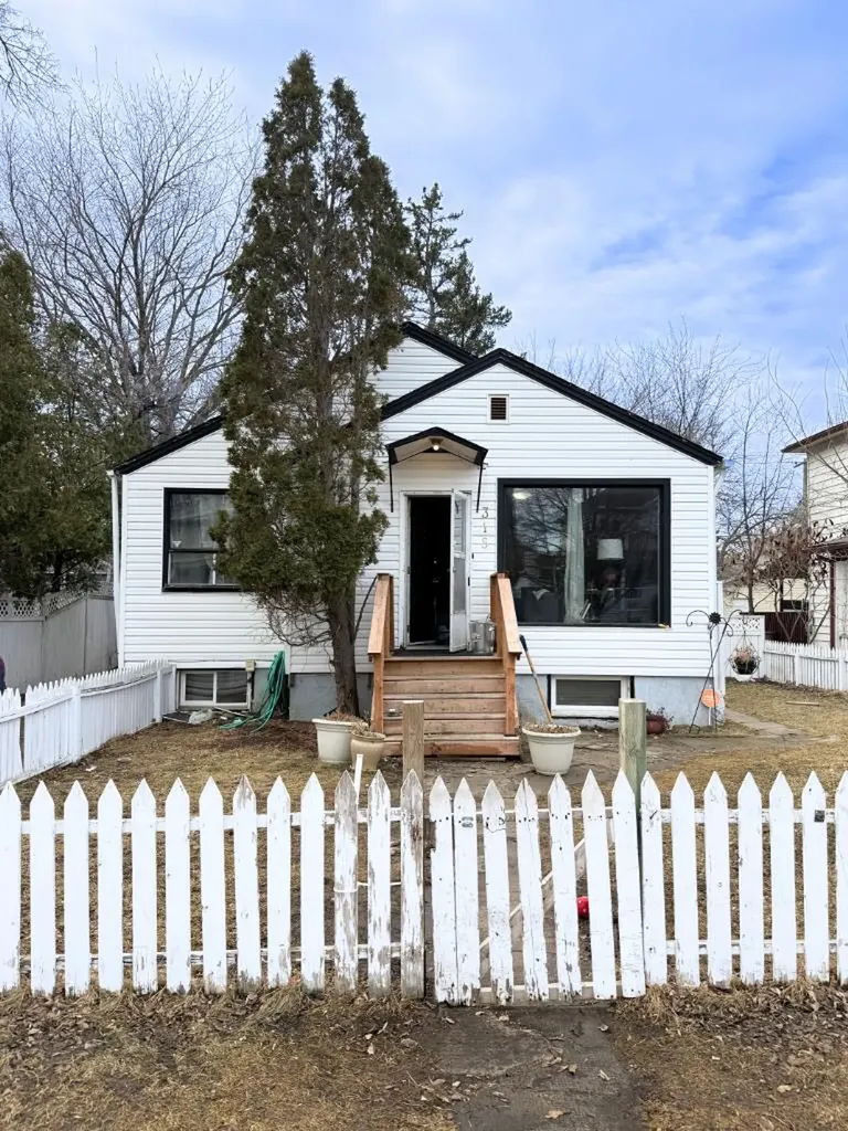 319 7 Street SE Medicine Hat AB T1A 1J8