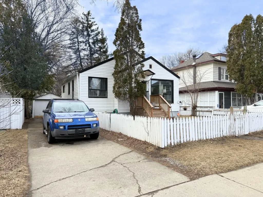 319 7 Street SE Medicine Hat AB T1A 1J8