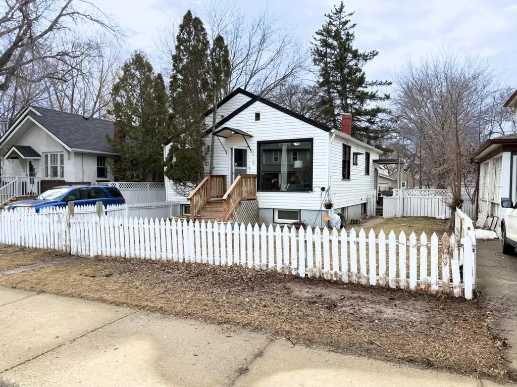 319 7 Street SE Medicine Hat AB T1A 1J8