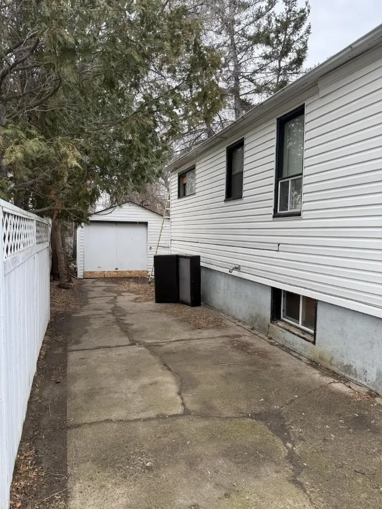 319 7 Street SE Medicine Hat AB T1A 1J8