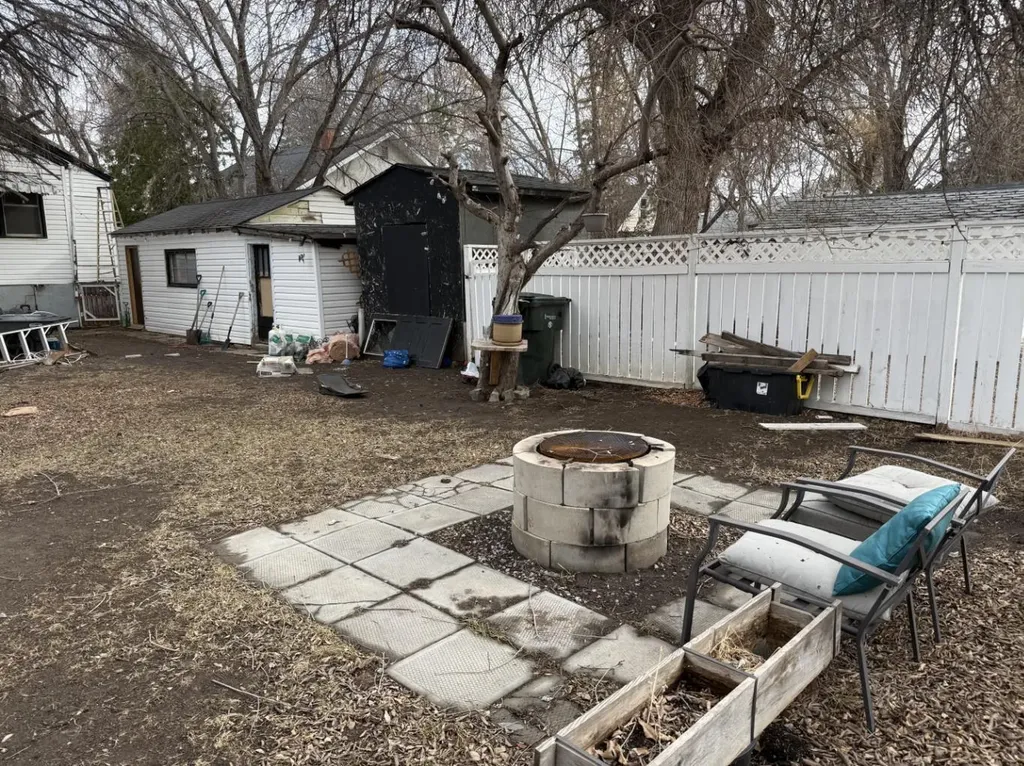 319 7 Street SE Medicine Hat AB T1A 1J8