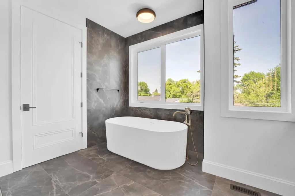 1605 9 Street NW Calgary AB T2M3L5
