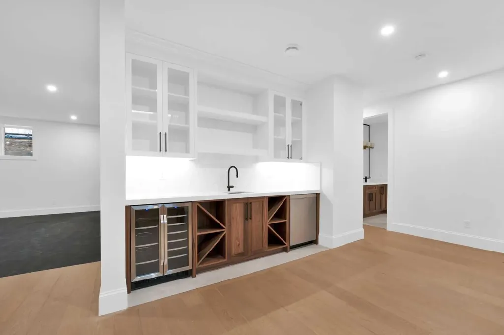 1605 9 Street NW Calgary AB T2M3L5