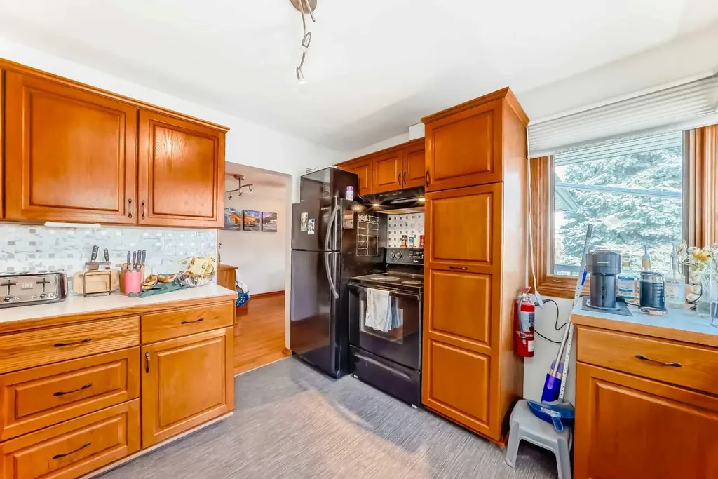 1415 Rosehill Drive NW Calgary AB T2K 1M3