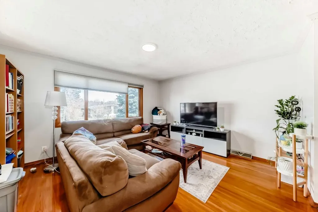 1415 Rosehill Drive NW Calgary AB T2K 1M3