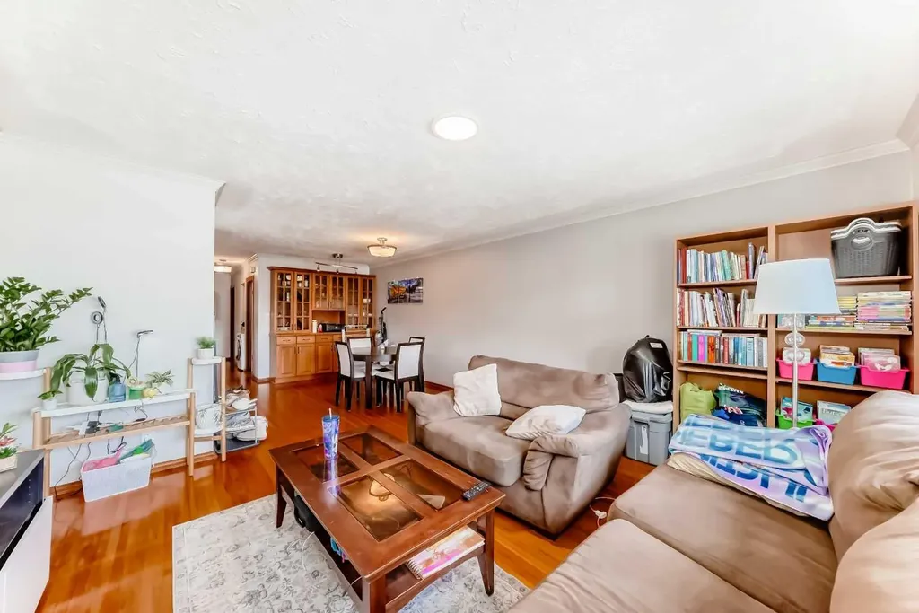 1415 Rosehill Drive NW Calgary AB T2K 1M3