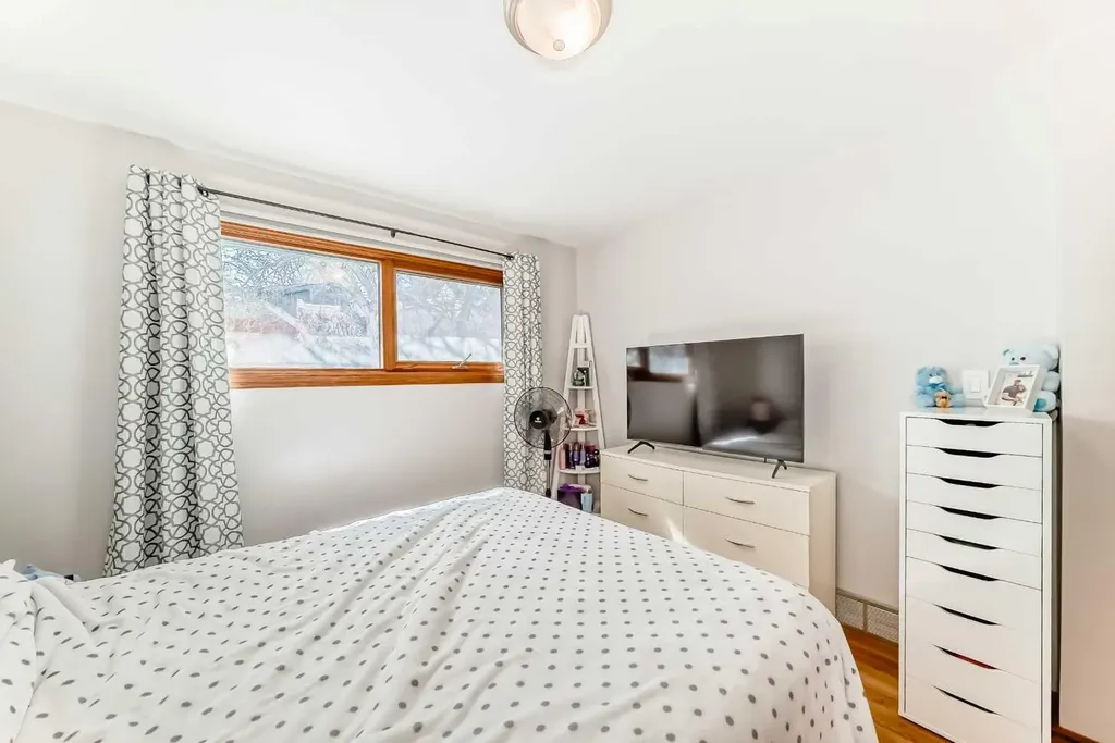 1415 Rosehill Drive NW Calgary AB T2K 1M3