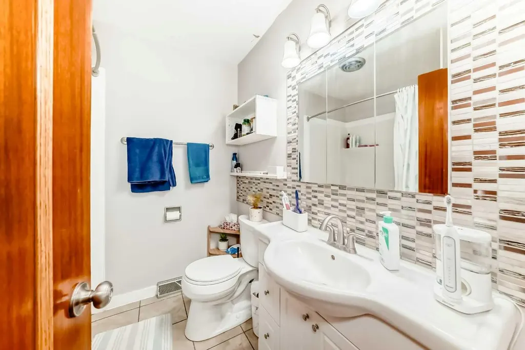 1415 Rosehill Drive NW Calgary AB T2K 1M3