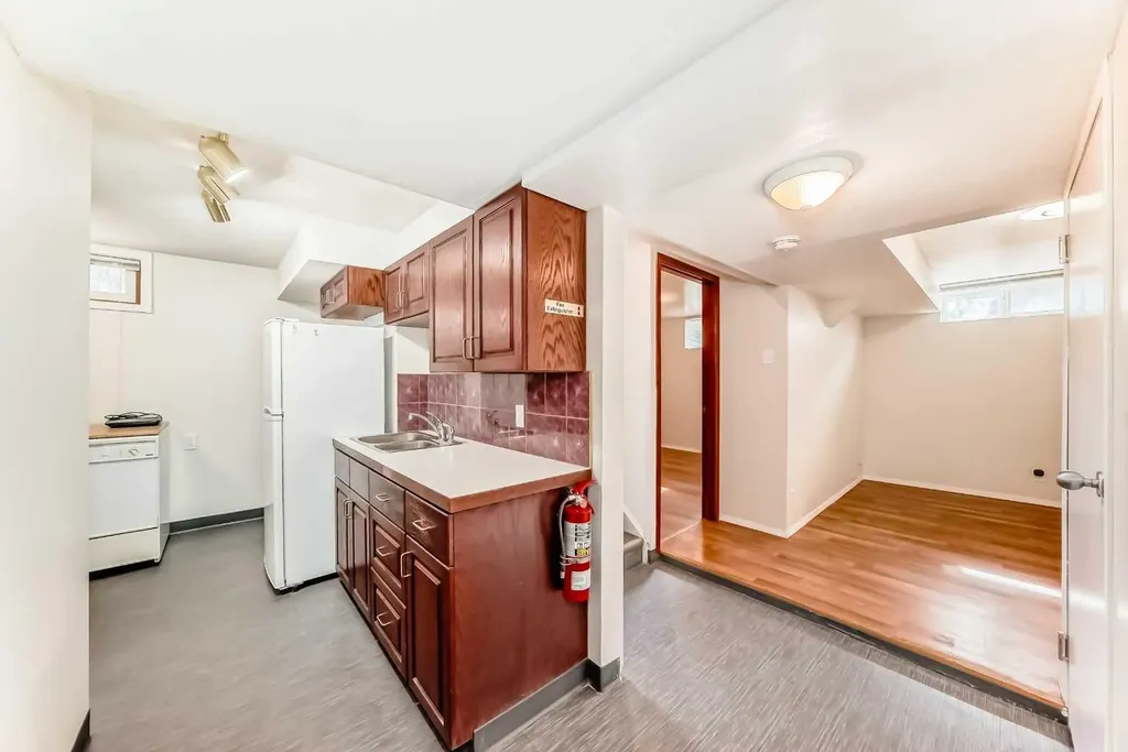 1415 Rosehill Drive NW Calgary AB T2K 1M3