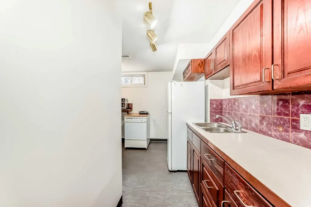 1415 Rosehill Drive NW Calgary AB T2K 1M3