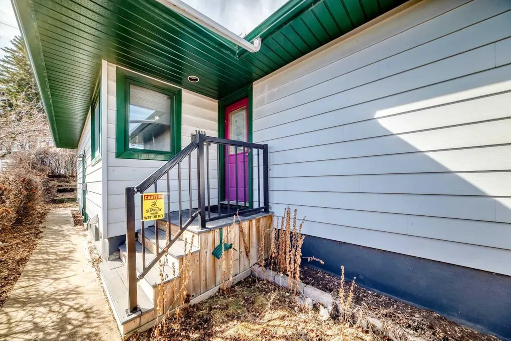 1415 Rosehill Drive NW Calgary AB T2K 1M3