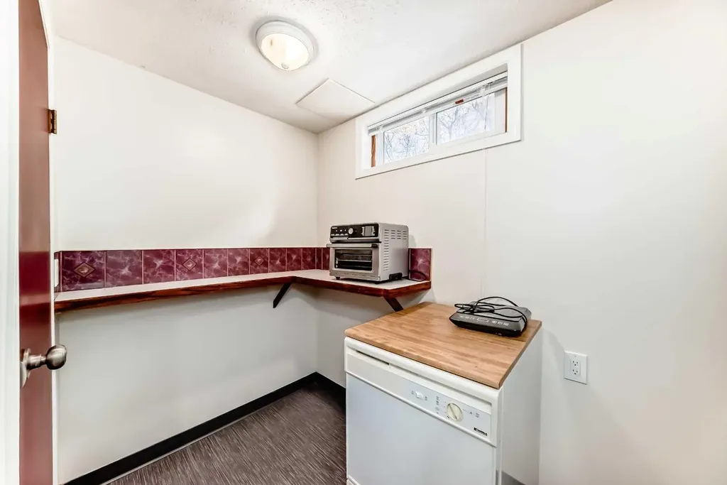 1415 Rosehill Drive NW Calgary AB T2K 1M3