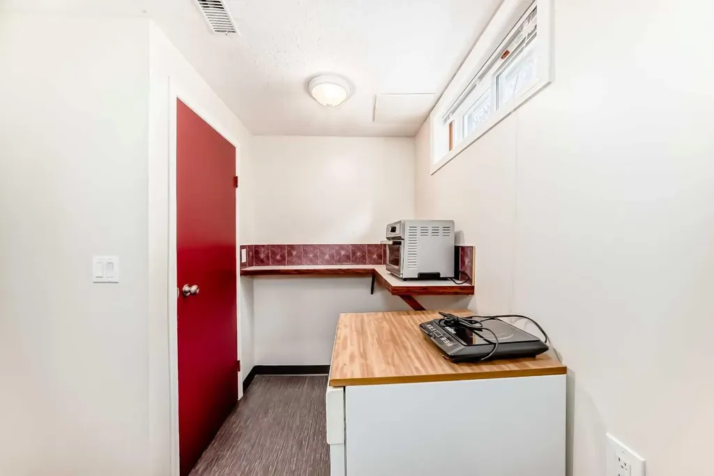 1415 Rosehill Drive NW Calgary AB T2K 1M3