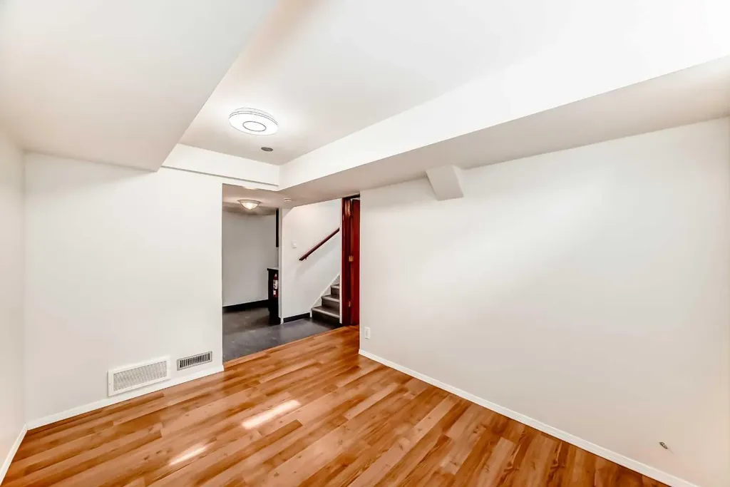 1415 Rosehill Drive NW Calgary AB T2K 1M3