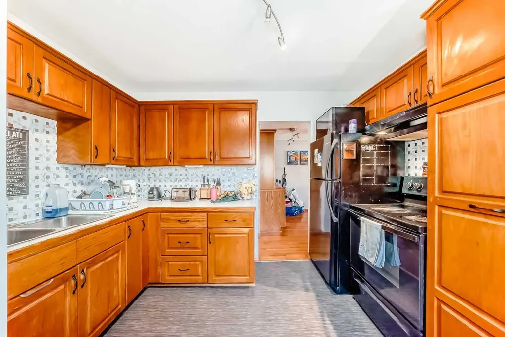1415 Rosehill Drive NW Calgary AB T2K 1M3