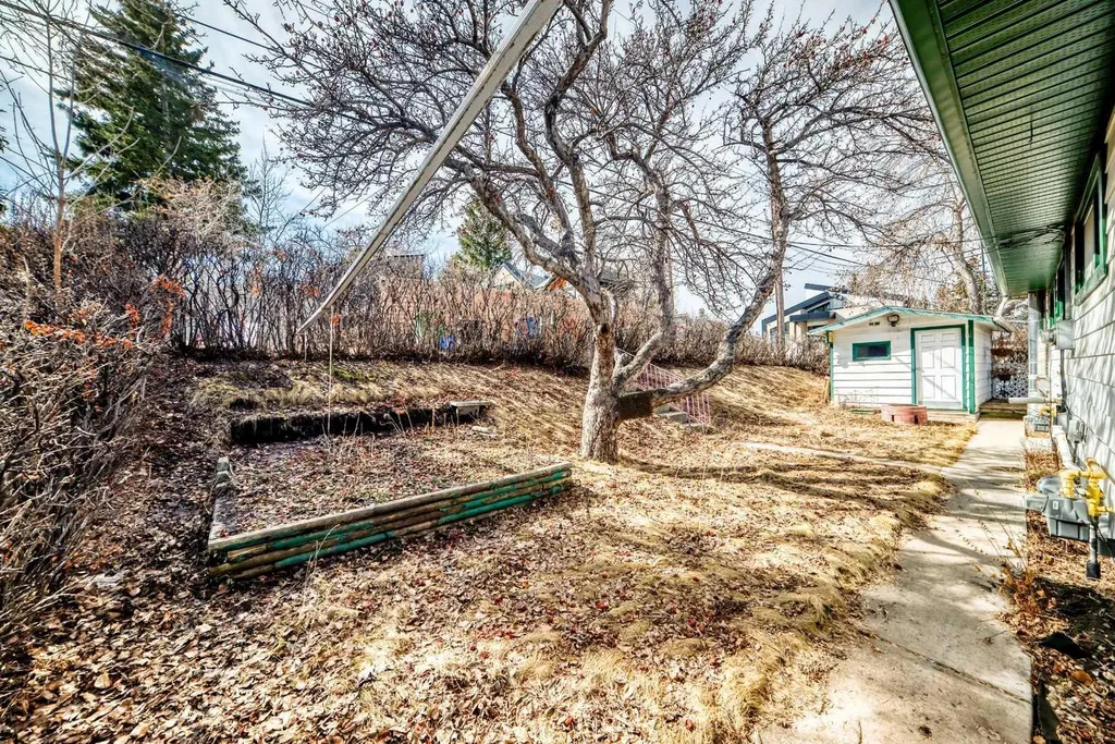 1415 Rosehill Drive NW Calgary AB T2K 1M3