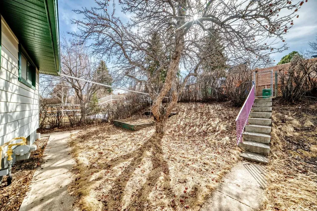 1415 Rosehill Drive NW Calgary AB T2K 1M3