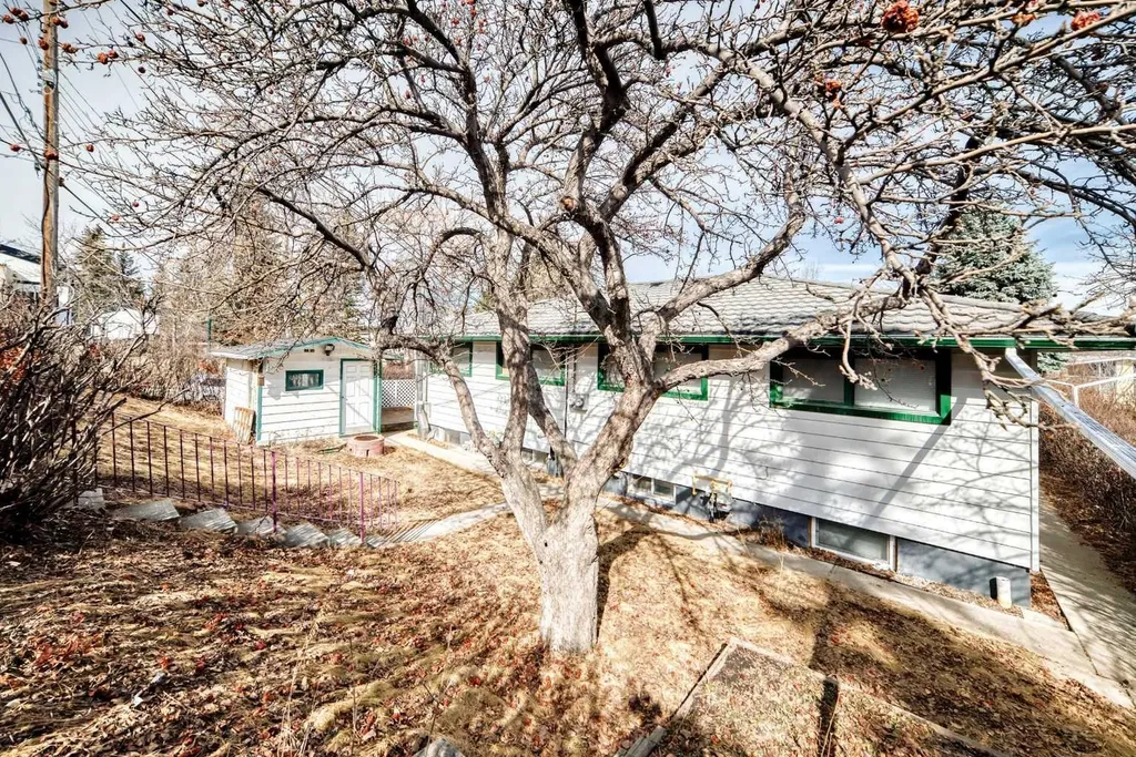 1415 Rosehill Drive NW Calgary AB T2K 1M3