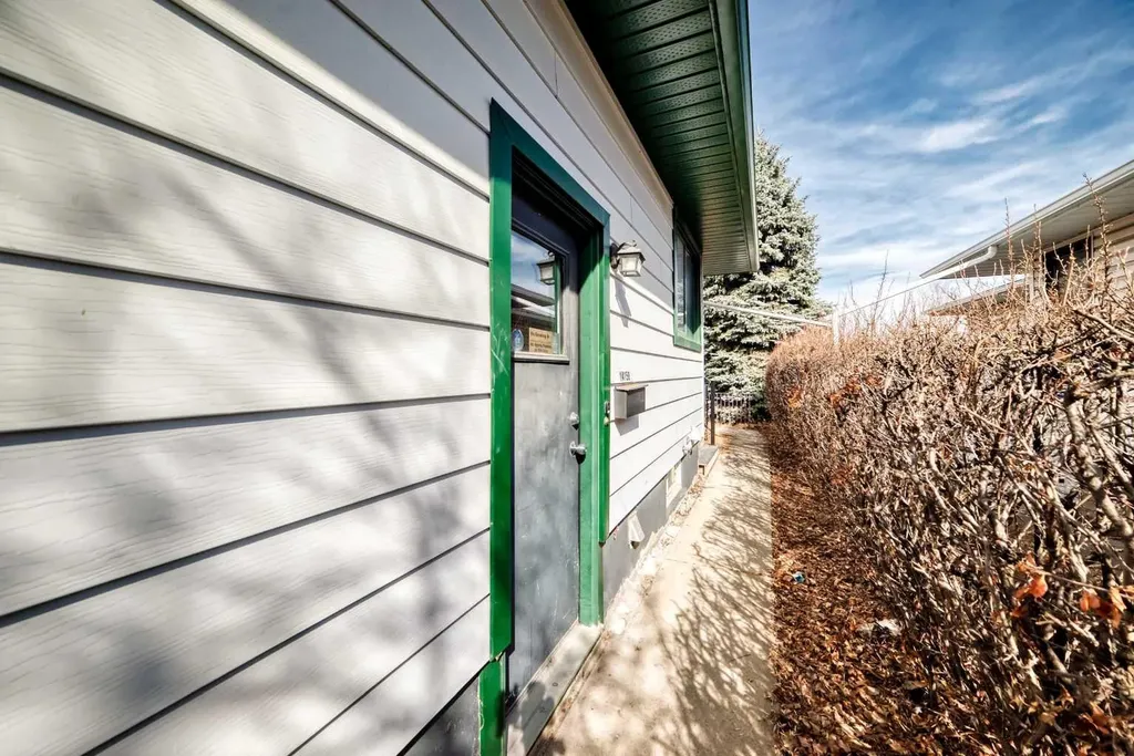 1415 Rosehill Drive NW Calgary AB T2K 1M3