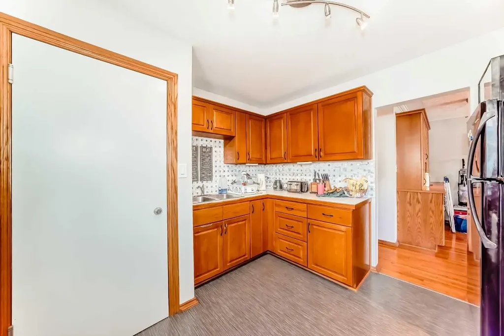1415 Rosehill Drive NW Calgary AB T2K 1M3