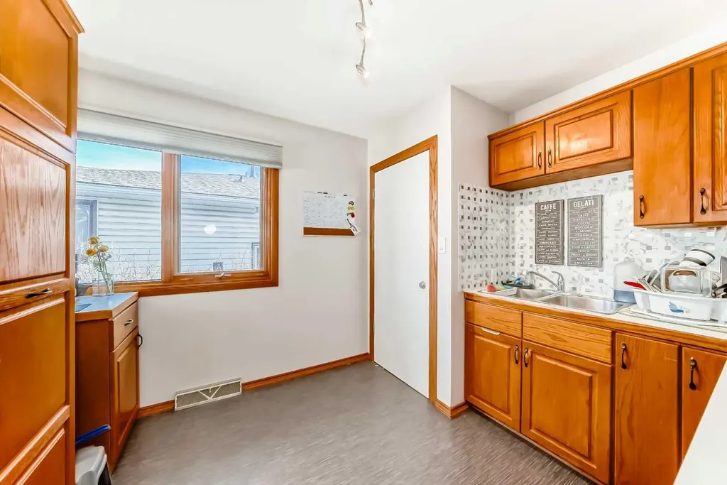 1415 Rosehill Drive NW Calgary AB T2K 1M3
