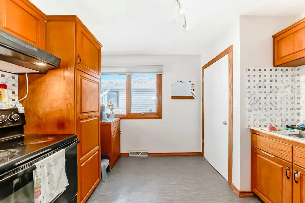1415 Rosehill Drive NW Calgary AB T2K 1M3