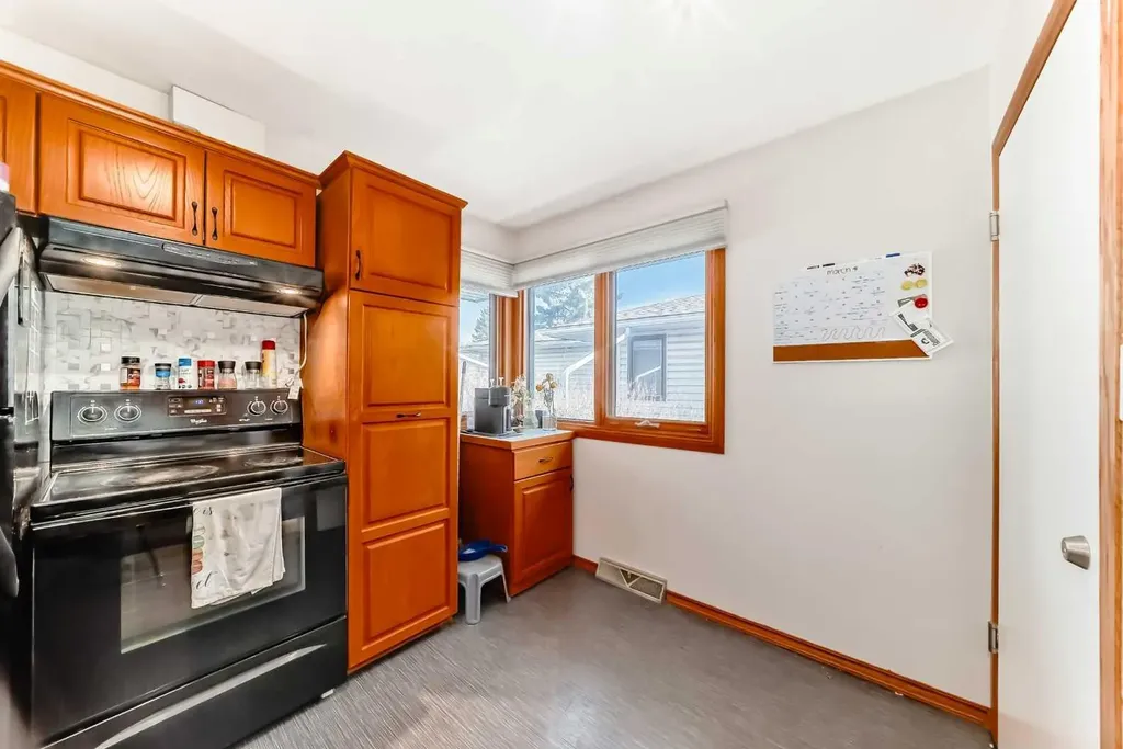 1415 Rosehill Drive NW Calgary AB T2K 1M3