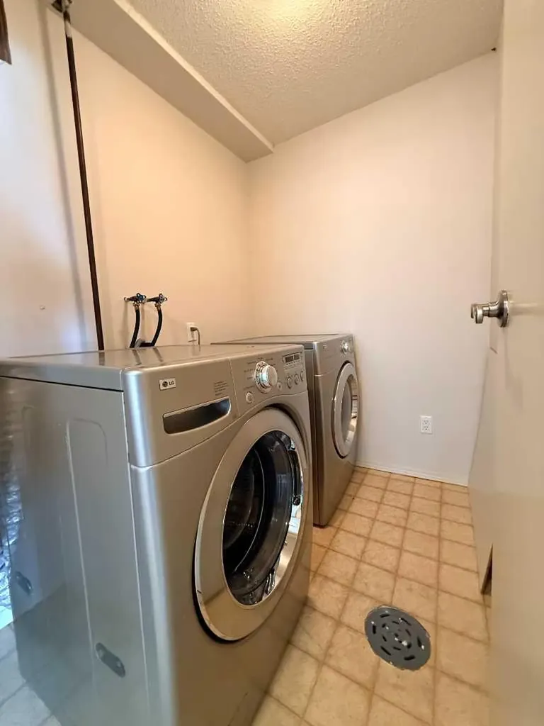 135 27 Avenue NE Calgary AB T2Z 1Z8