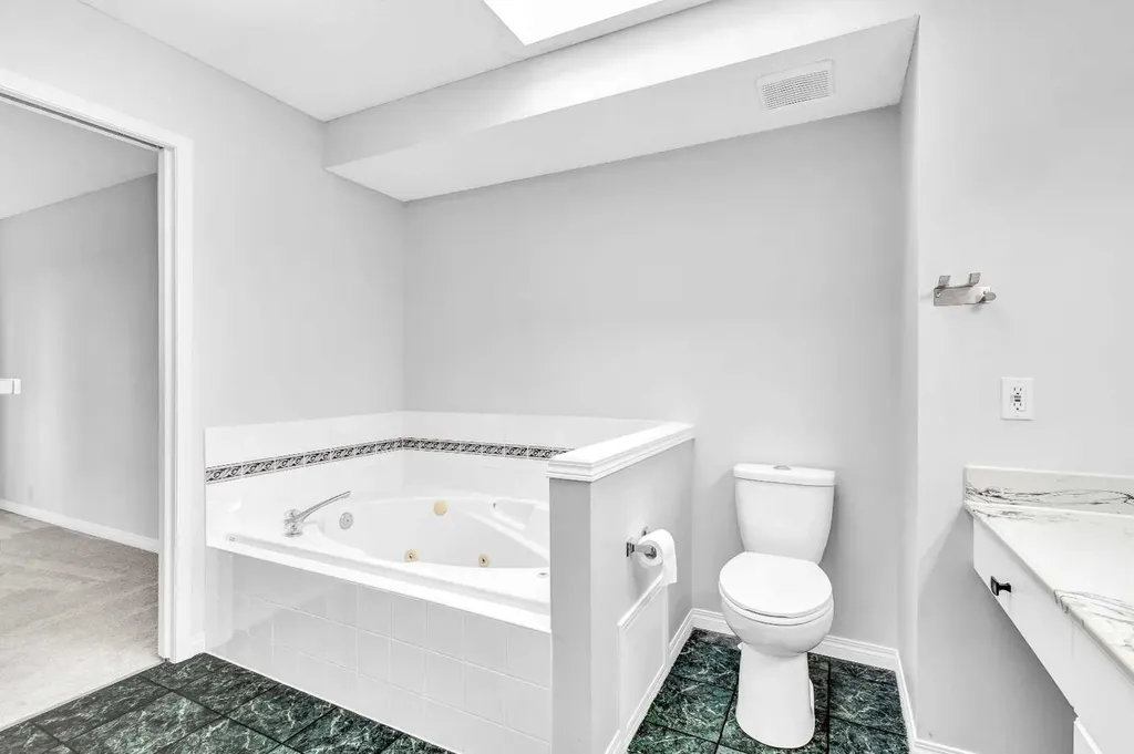 331 Springbank Place SW Calgary AB T3H 3S4
