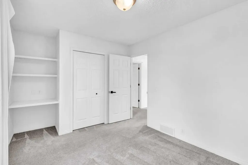 331 Springbank Place SW Calgary AB T3H 3S4
