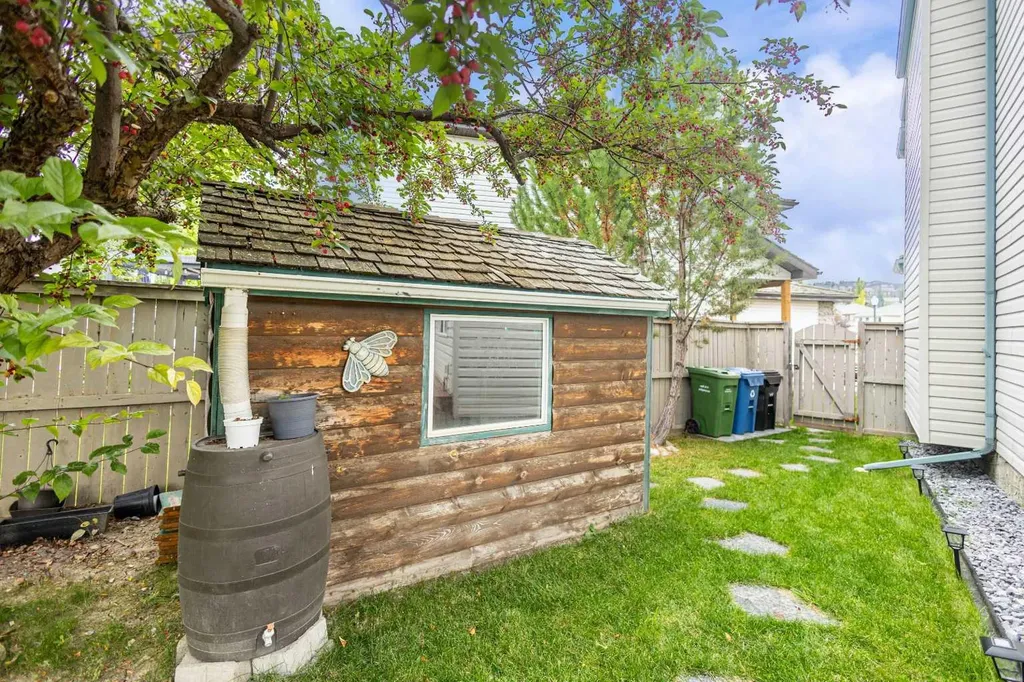 331 Springbank Place SW Calgary AB T3H 3S4