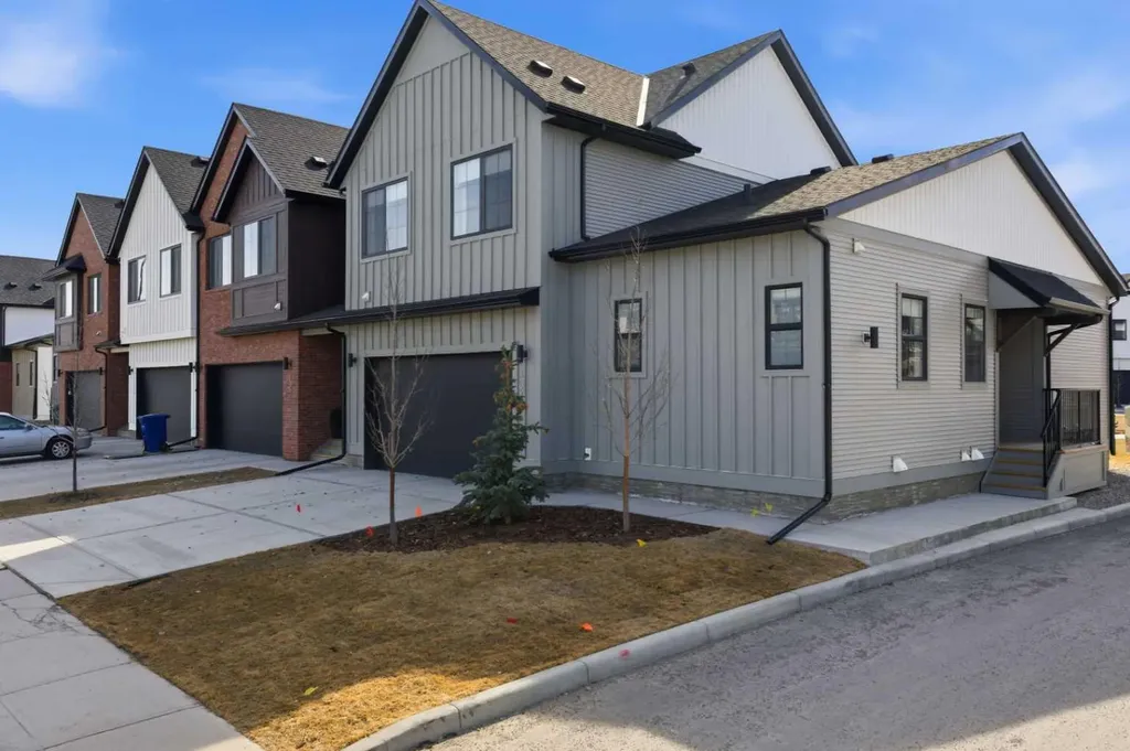 201 Cooperswood Green SW Airdrie AB T3B3Y6