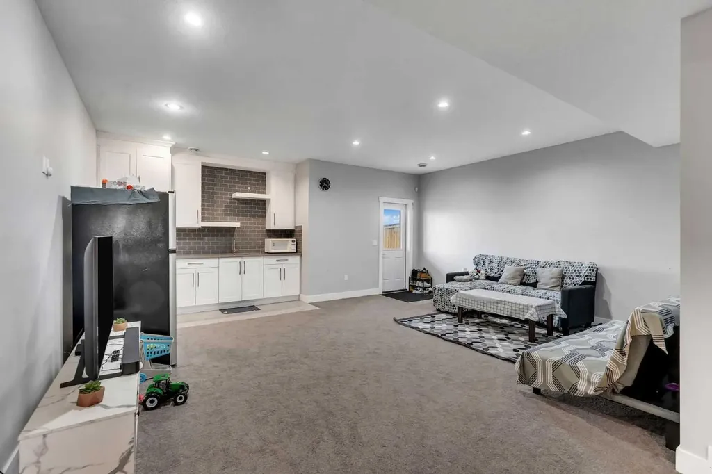 109 Chelsea Grove Chestermere AB T1X 1Z5