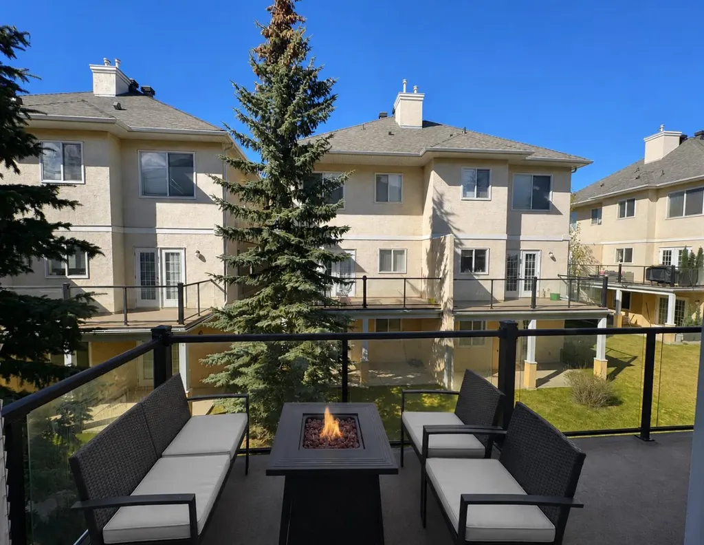 39 Sierra Morena Landing SW Calgary AB T3H 4K3