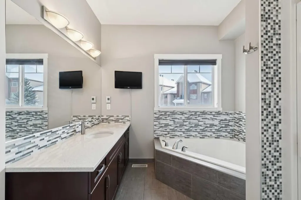 39 Sierra Morena Landing SW Calgary AB T3H 4K3