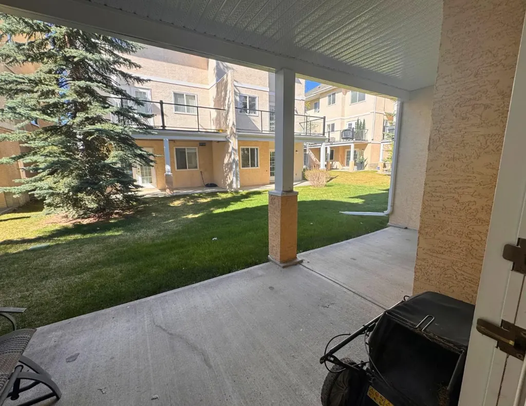 39 Sierra Morena Landing SW Calgary AB T3H 4K3