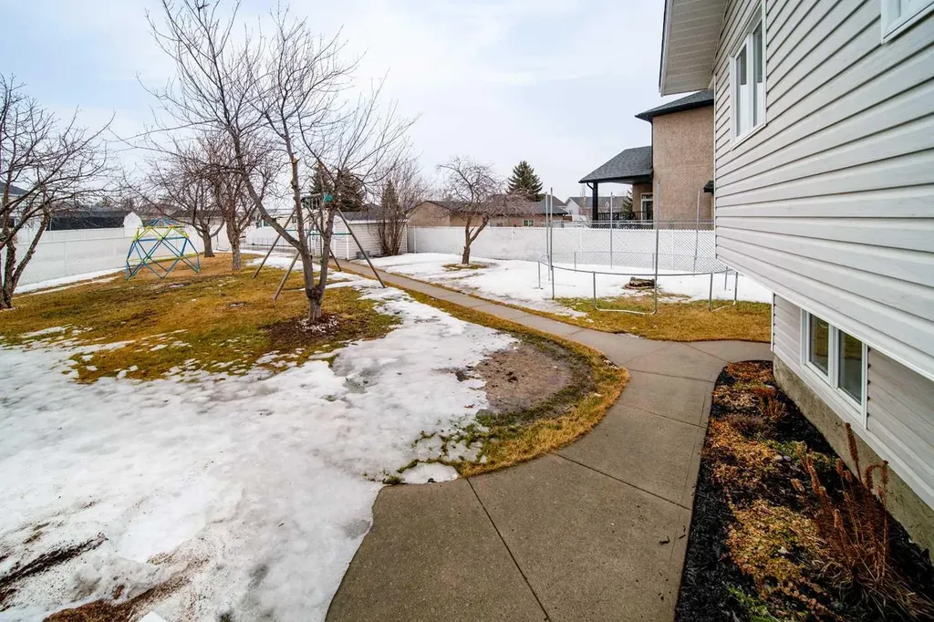 1021 20 Street Crescent Wainwright AB T9W 1N5