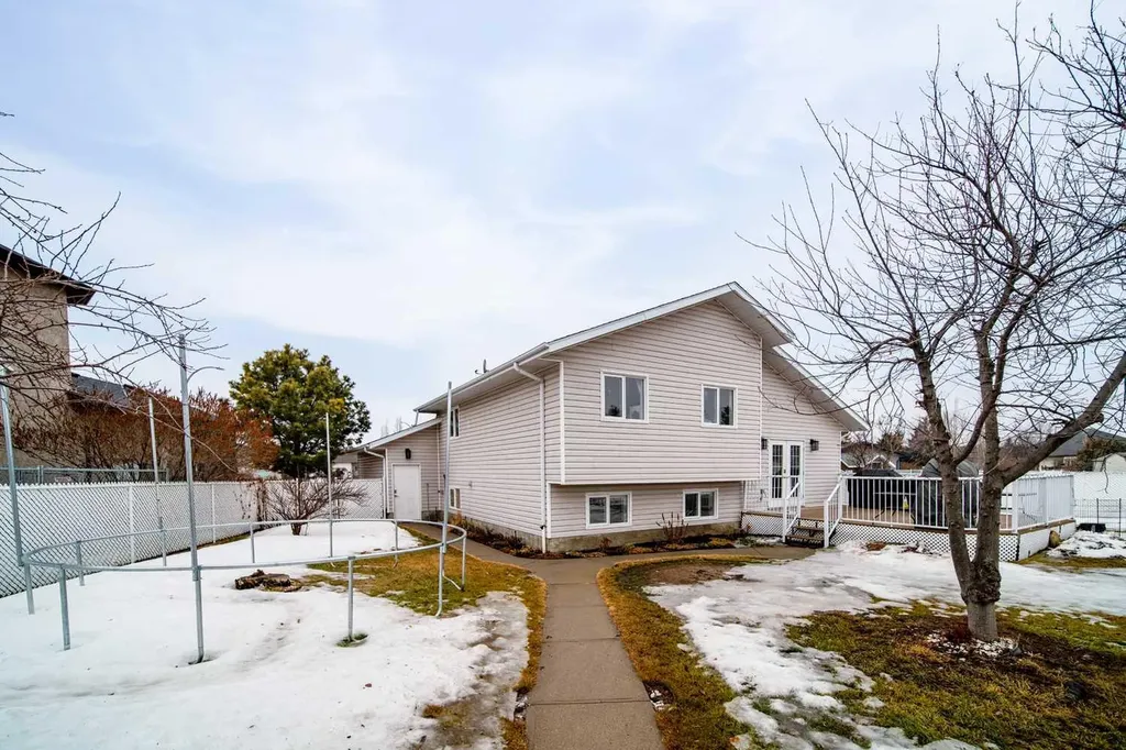 1021 20 Street Crescent Wainwright AB T9W 1N5