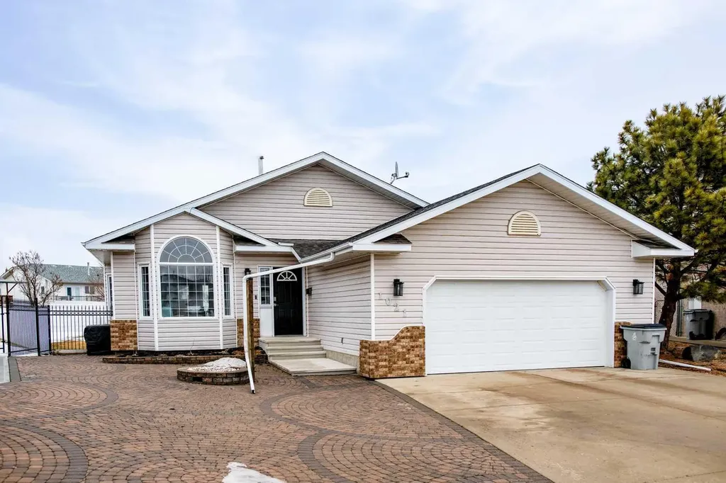 1021 20 Street Crescent Wainwright AB T9W 1N5