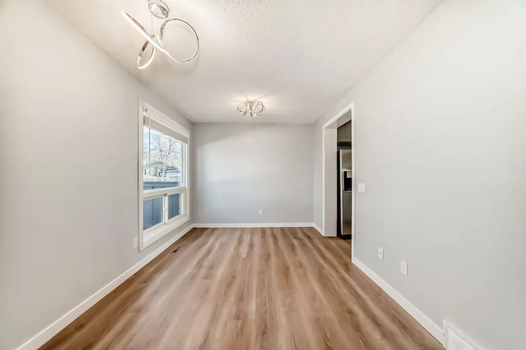 6915 Ranchview Drive NW Calgary AB T3G 1R8