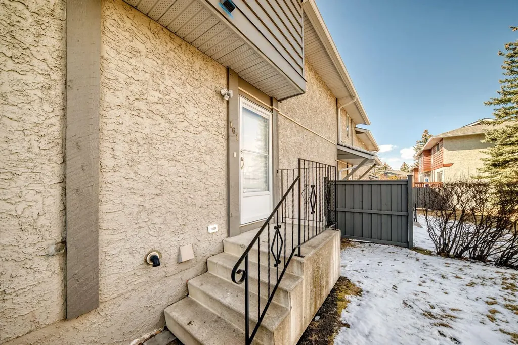 6915 Ranchview Drive NW Calgary AB T3G 1R8